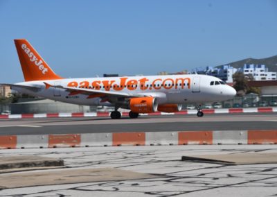 Großbritannien, Gibraltar, zwar ohne Linksverkehr, aber mit Ampelanlage am internationalen Airport. Hier startet eine Easy-Jet-Maschine und alle Fußgänger müssen warten.