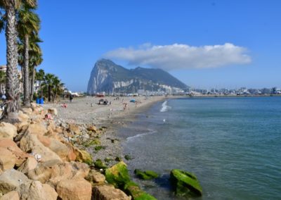 Spanien, Blick auf Gibraltar mit typischer Gipfelwolke