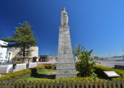 Spanien, Tarifa Obelisk vis-a-vis des Fährhafens