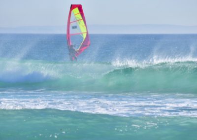 Spanien, Tarifa, Surfer im Atlantik